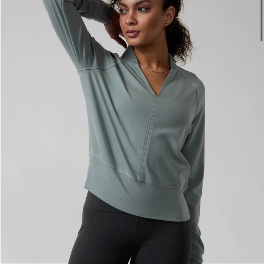 Athleta EastBound Sweatshirt Minimalist Grey Medium